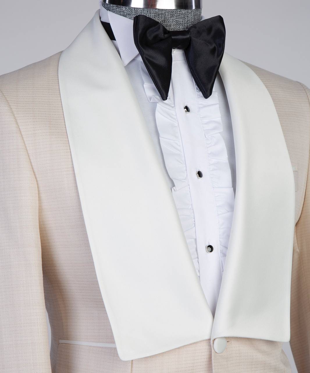Ivory Elegance White & Cream Tuxedo with Satin Shawl Lapel – A Timeless and Refined Wedding Classic | Model NOBLE 650