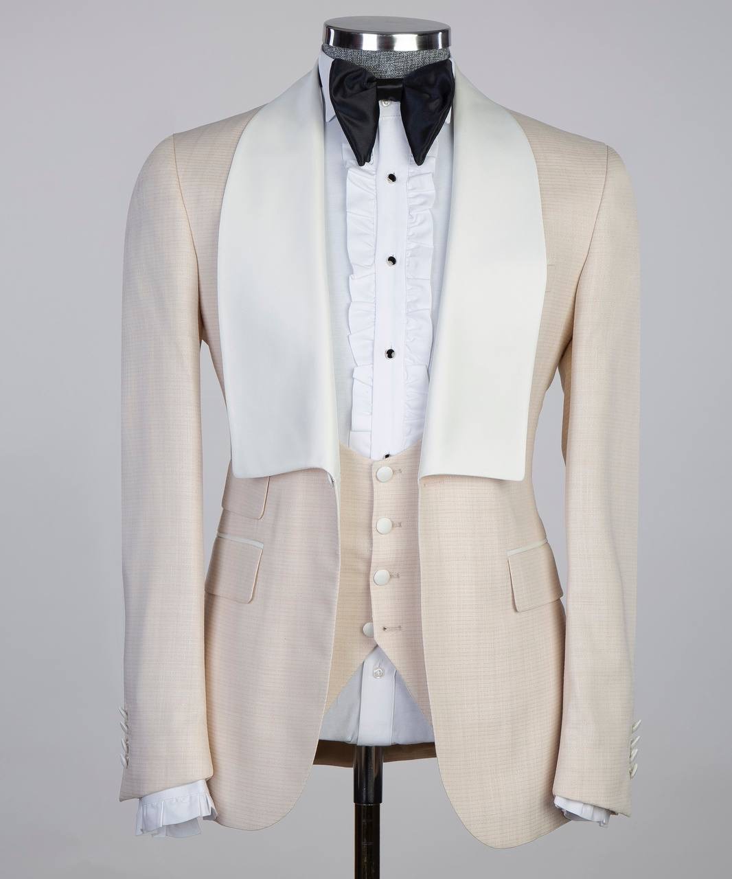 Ivory Elegance White & Cream Tuxedo with Satin Shawl Lapel – A Timeless and Refined Wedding Classic | Model NOBLE 650